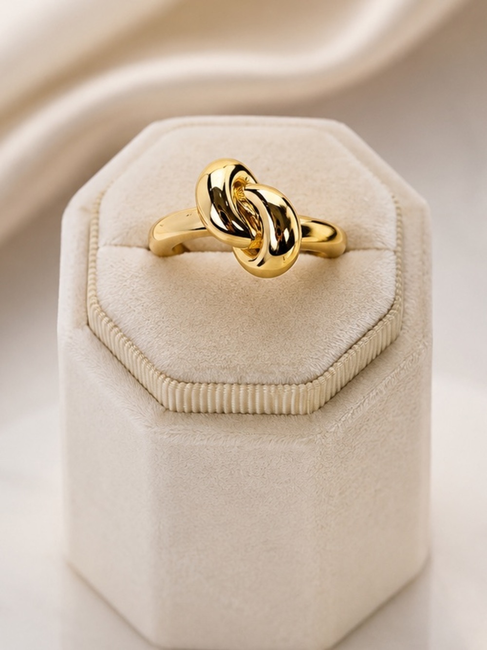 18k Love Knot Ring - Picture 2 of 9